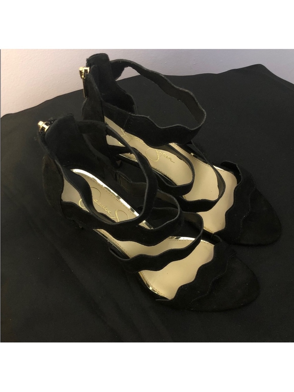 Black Scallop-Strap Women’s Heeled Sandals - Picture 4 of 5